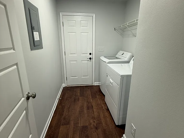 1307 Fairlawn Dr — Photo 4