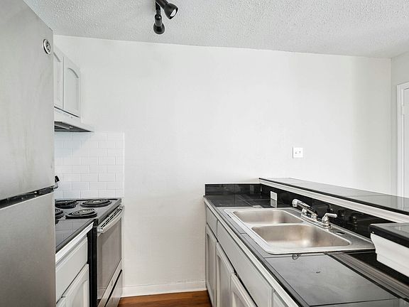 4th image of 131 Elsie Ave #201
