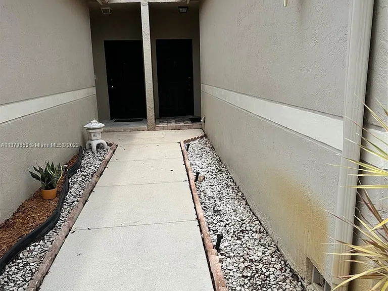 1001 Sorrento Dr — Photo 11