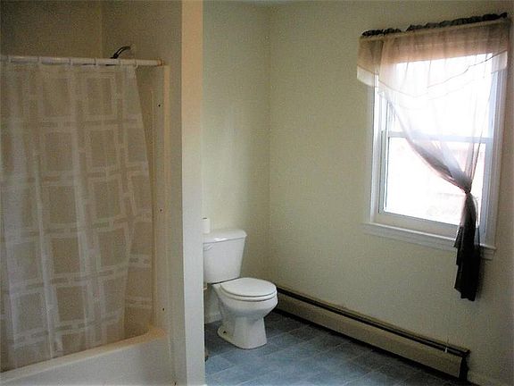 4th image of 106 Pinegrove Ave