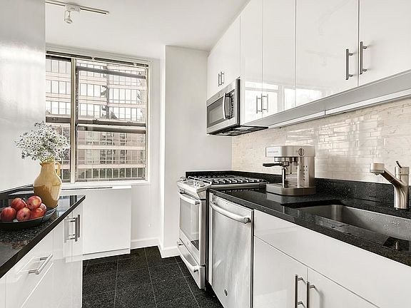 4th image of 300 E 75th St APT 6C