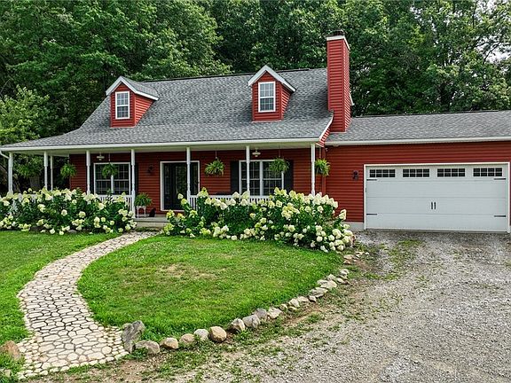 2nd image of 1089 Center Rd