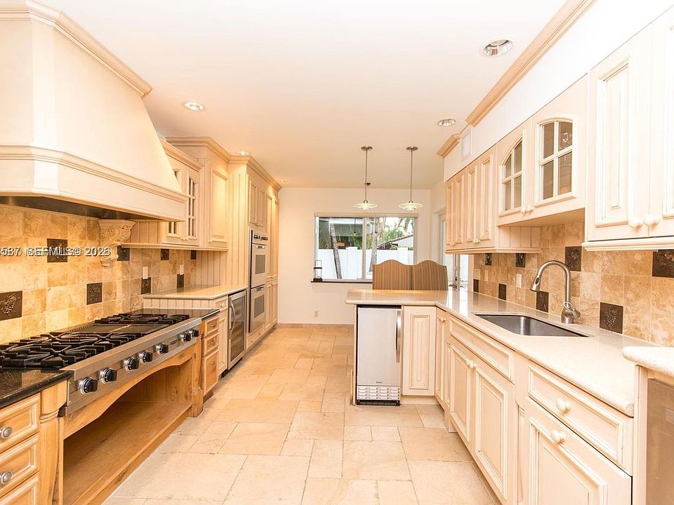 1st image of 827 N Southlake Dr #827