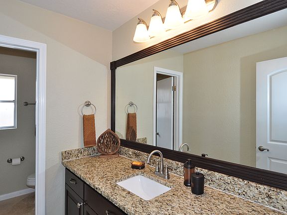 4th image of 606 Briar Hill Dr