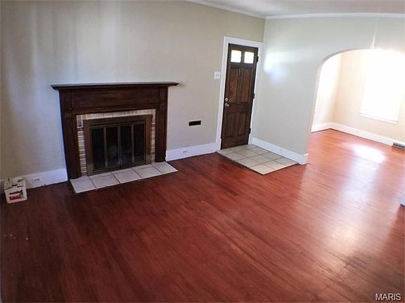 5th image of 928 W Main St