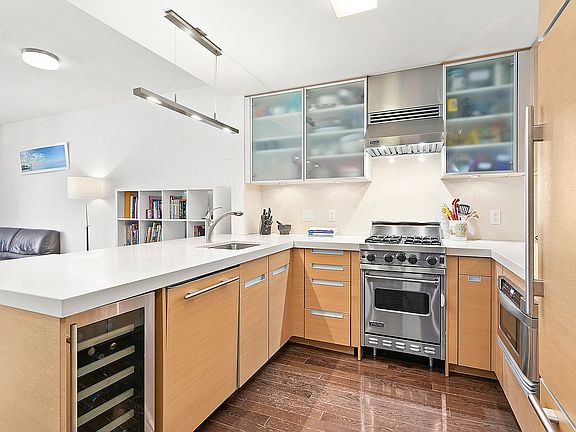 2nd image of 462 W 58th St APT 3E