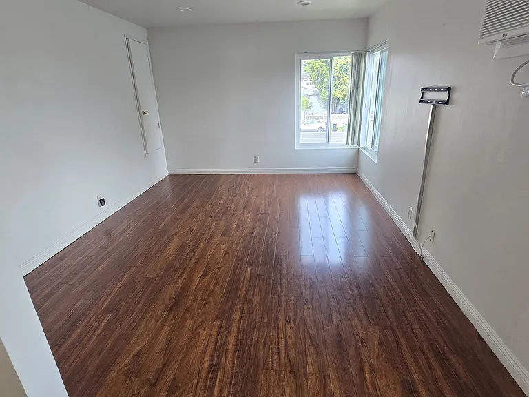 1818 W Victory Blvd #D — Photo 6