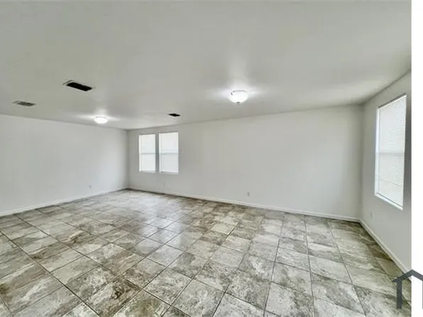 1439 Queen Annes Dr, Burleson, TX 76028