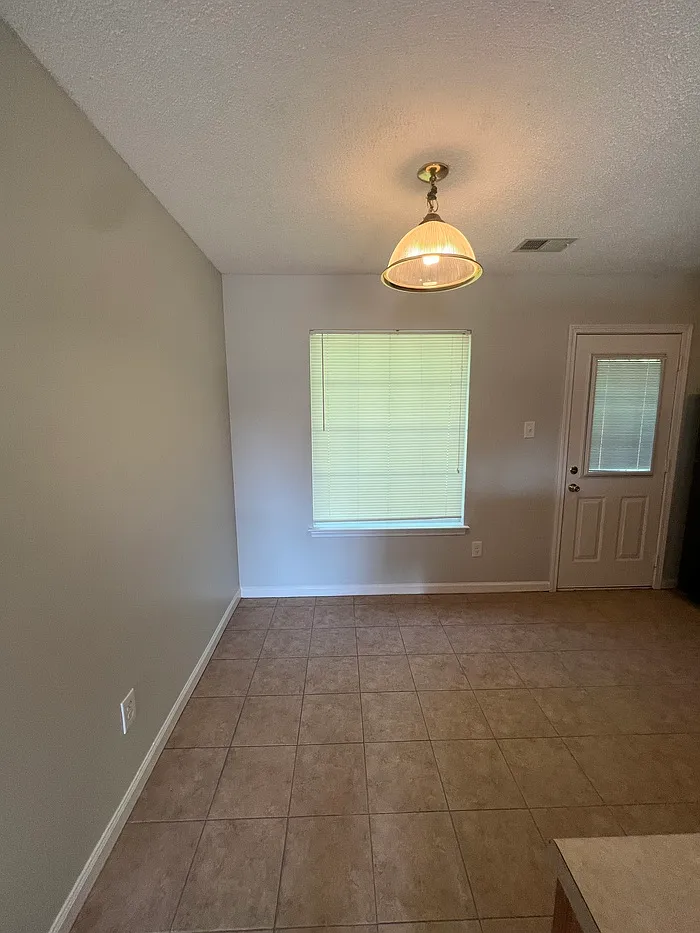 3 bed, 2.0 bath, 1180 sqft, $1,295 — Photo 4