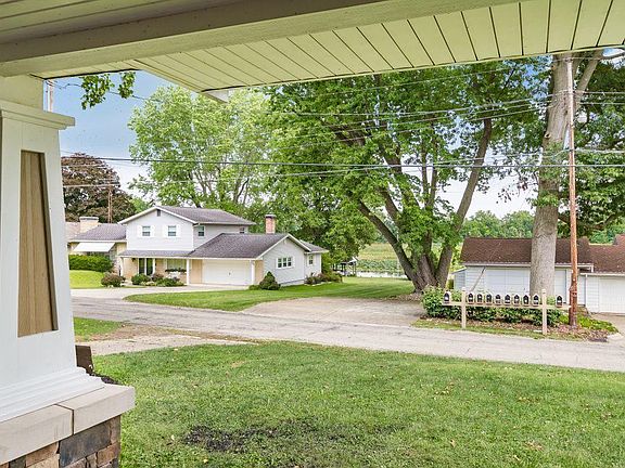4th image of 834 Lakeshore Dr W