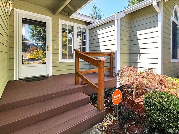 Look at this front porch, can't you imagine decorating it for Fall!