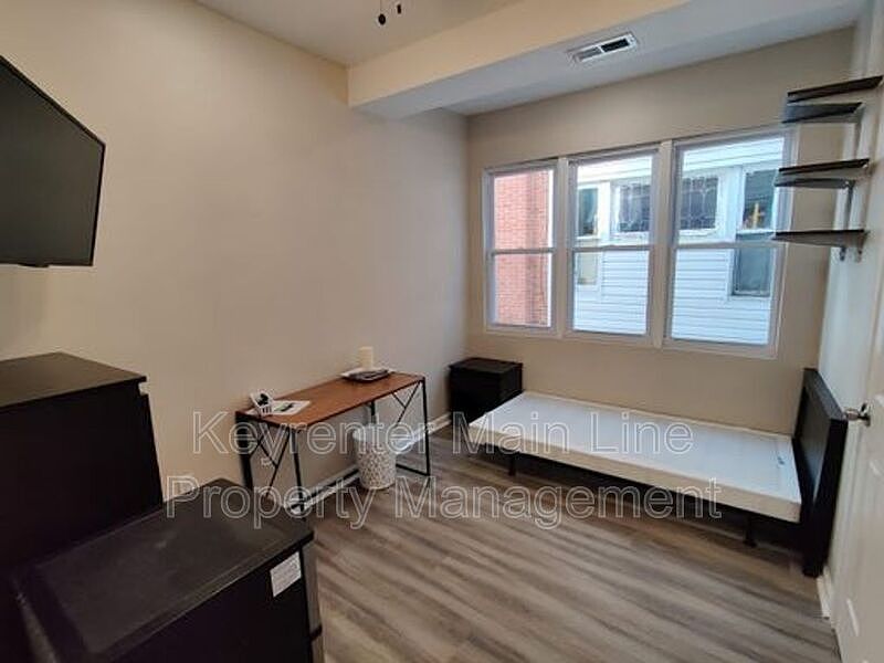 1st image of 917 W Duncannon Ave #1M
