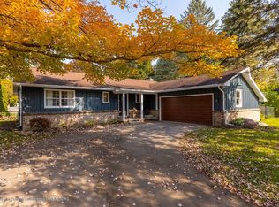 1064 Woodside Dr, Haslett, MI 48840