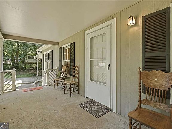 4th image of 215 Hoke St