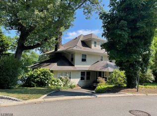 89 Lake Dr, Mountain Lakes, NJ 07046