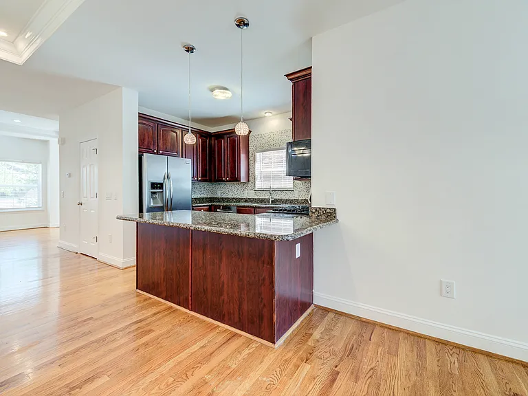 1033 Yale Ave — Photo 9