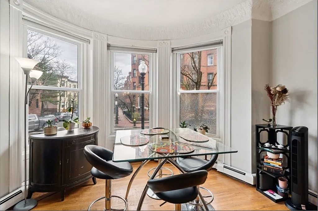 2 bed, 1.0 bath, 900 sqft, $3,900 — Photo 2
