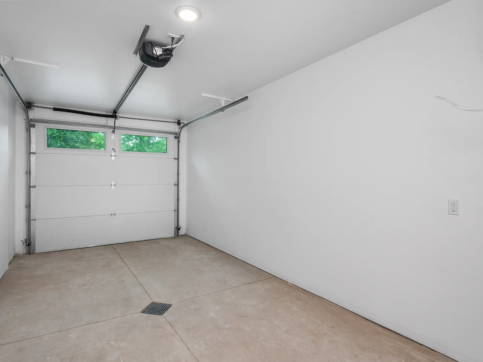3 bed, 2.5 bath, 1682 sqft, $2,100 — Photo 4