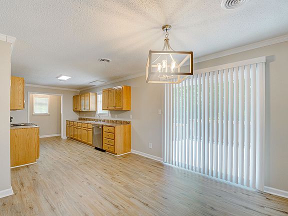 5th image of 20 Sherry Dr