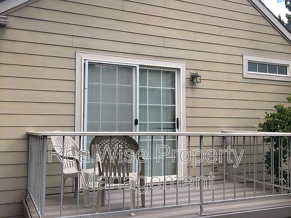 4th image of 382 Glenn St