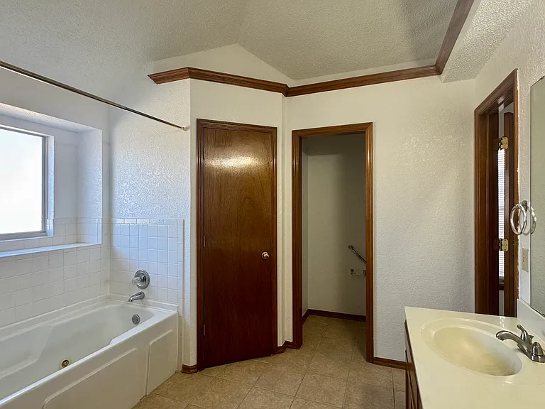 2421 Morning Glory Dr — Photo 9
