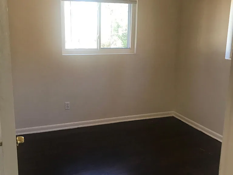 1096 Jolly Ave — Photo 2