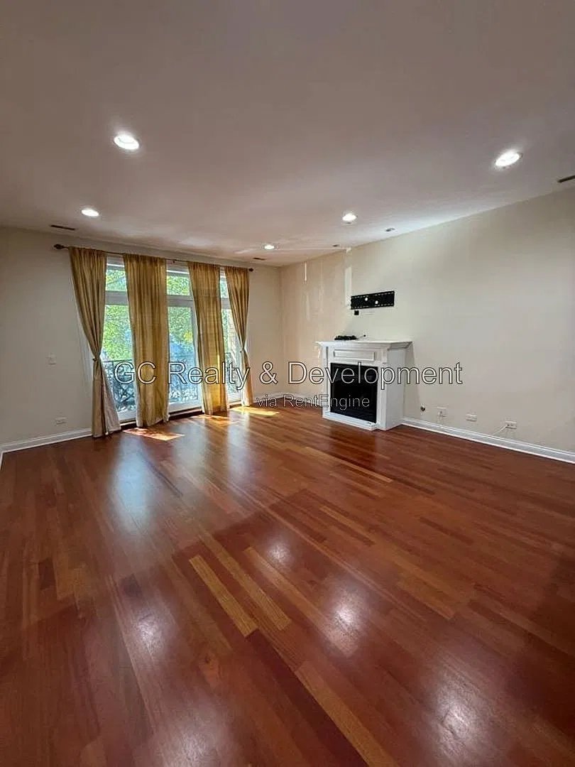 3 bed, 3.0 bath, 1450 sqft, $2,200 — Photo 2