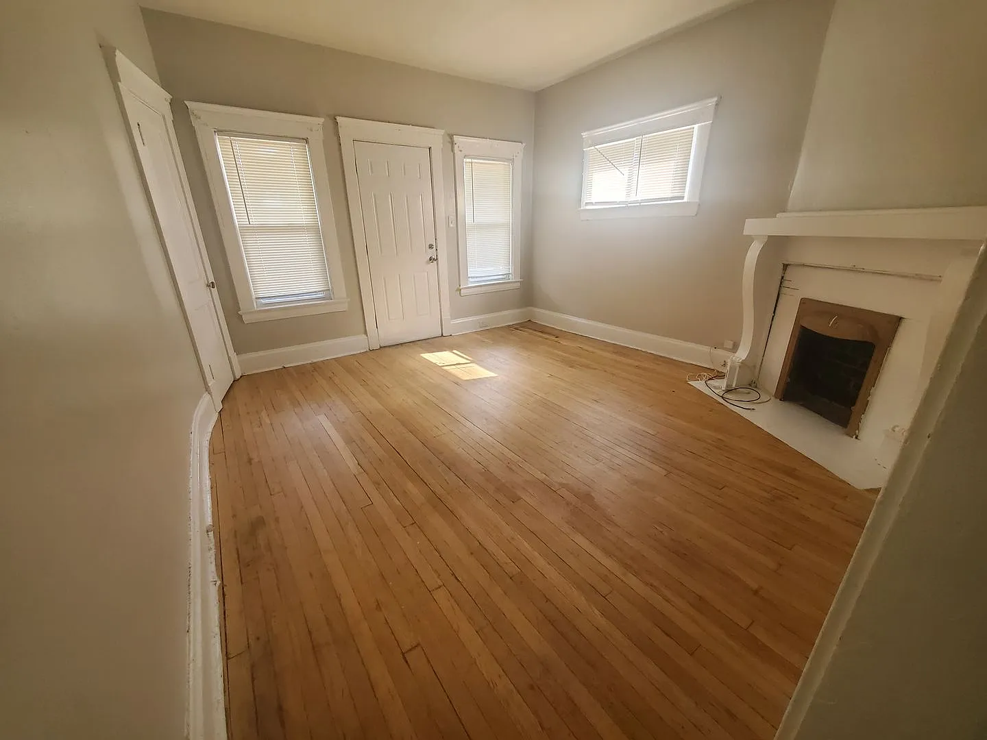 2bd Unit In 4-Plex Near Case Western Cash Pay *Street Parking* — Photo 2