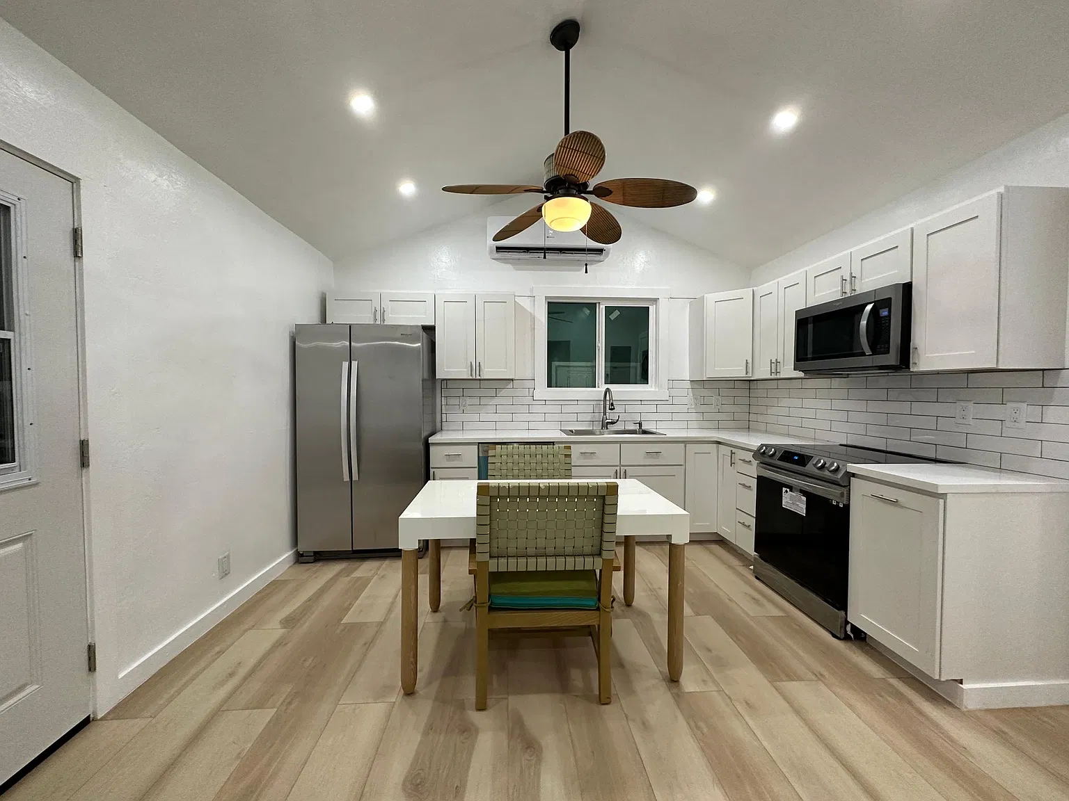 2 bed, 850 sqft, $3,200 — Photo 3