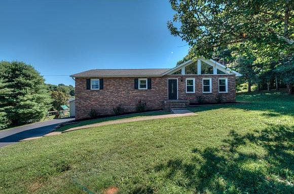 1st image of 310 Camelot Dr