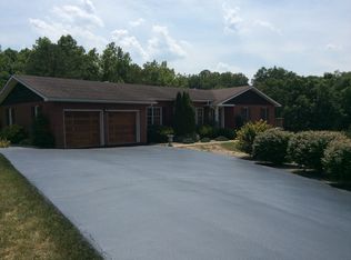 105 John St, Sandy Hook, KY 41171