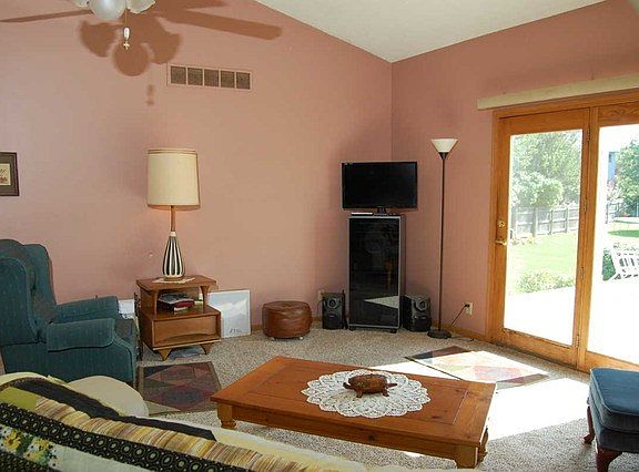 3rd image of 725 Cottonwood Cir