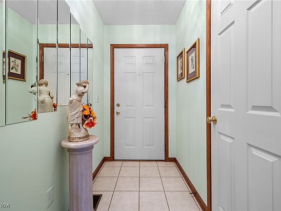 3rd image of 110 Stonehedge Dr