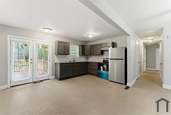 5 bed, 2500 sqft, $3,200 — Photo 4