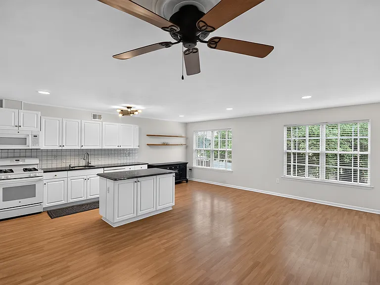 574 Beachway Ave — Photo 6