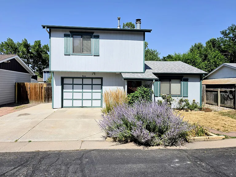 800 Tracey Pkwy — Photo 1