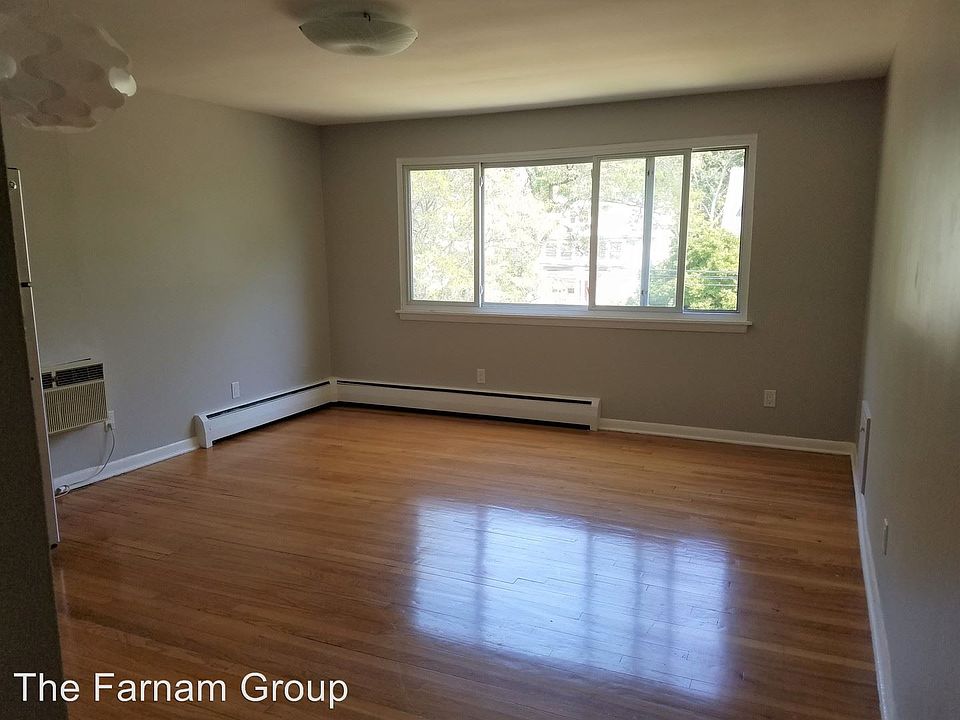 2nd image of 550 Whitney Ave APT 1