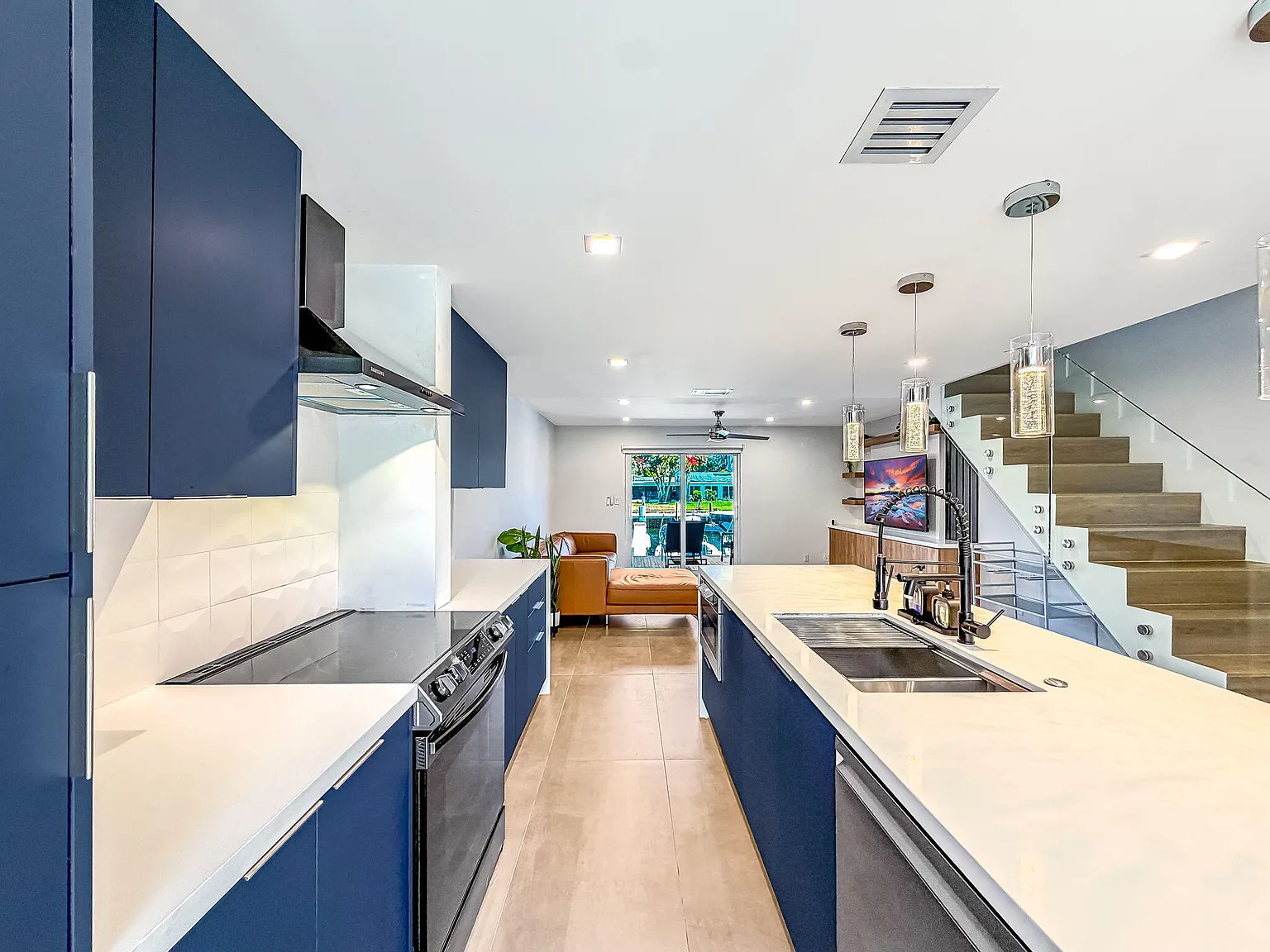 2 bed, 2.5 bath, 1008 sqft, $3,500 — Photo 3