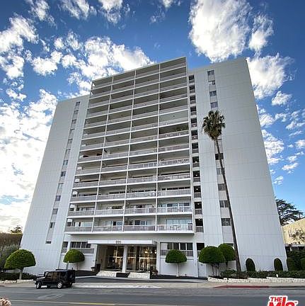 5th image of 999 N Doheny Dr APT 411