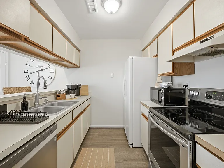 1001 Saint Andrews Way #B — Photo 12