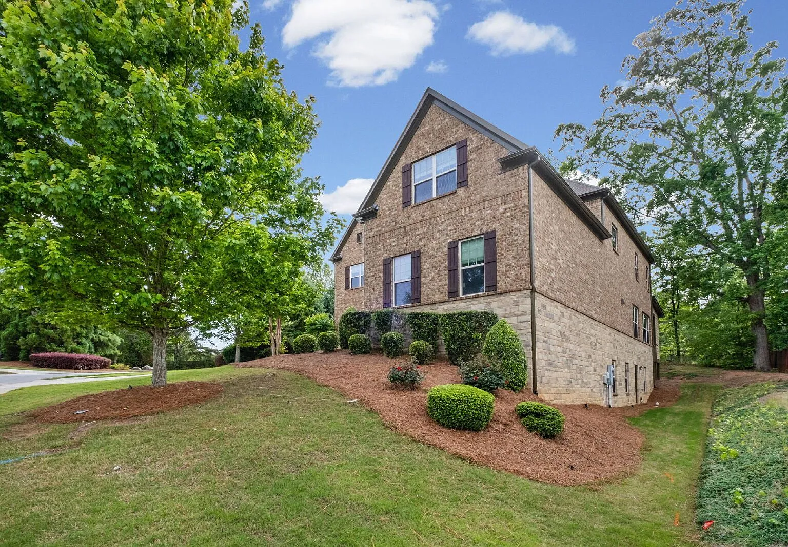 5 bed, 4.0 bath, 4438 sqft, $5,300 — Photo 2