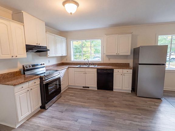 2nd image of 220 Poplar St
