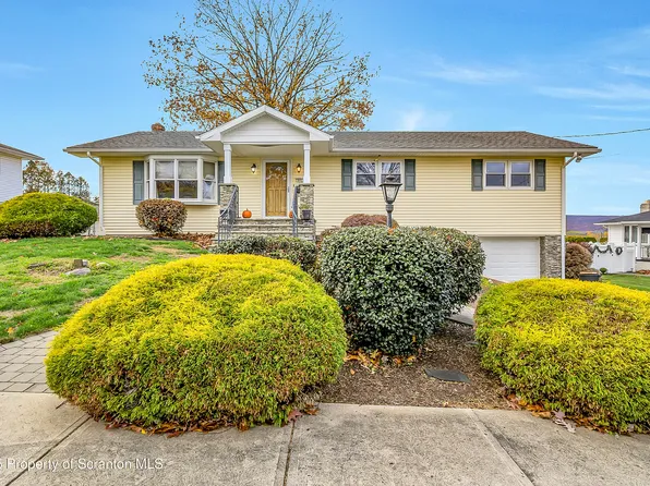 902 Johns Dr, Moosic, PA 18507