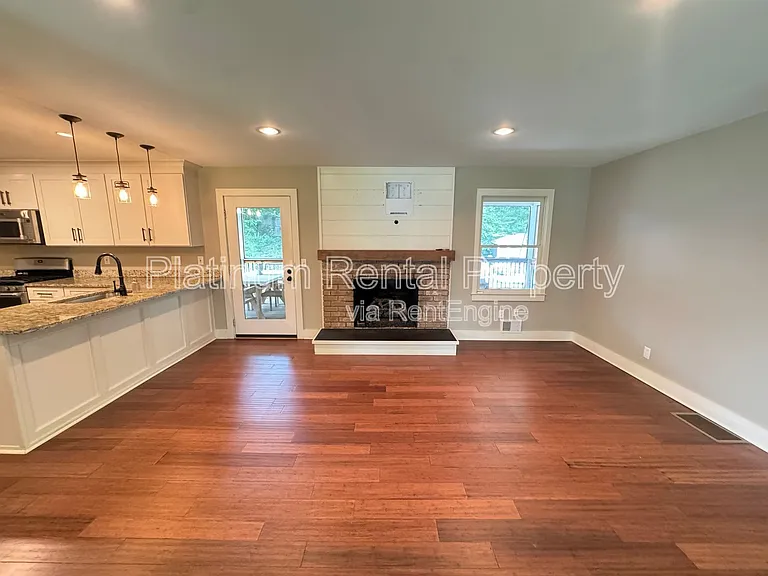 381 Lynne Cir — Photo 11