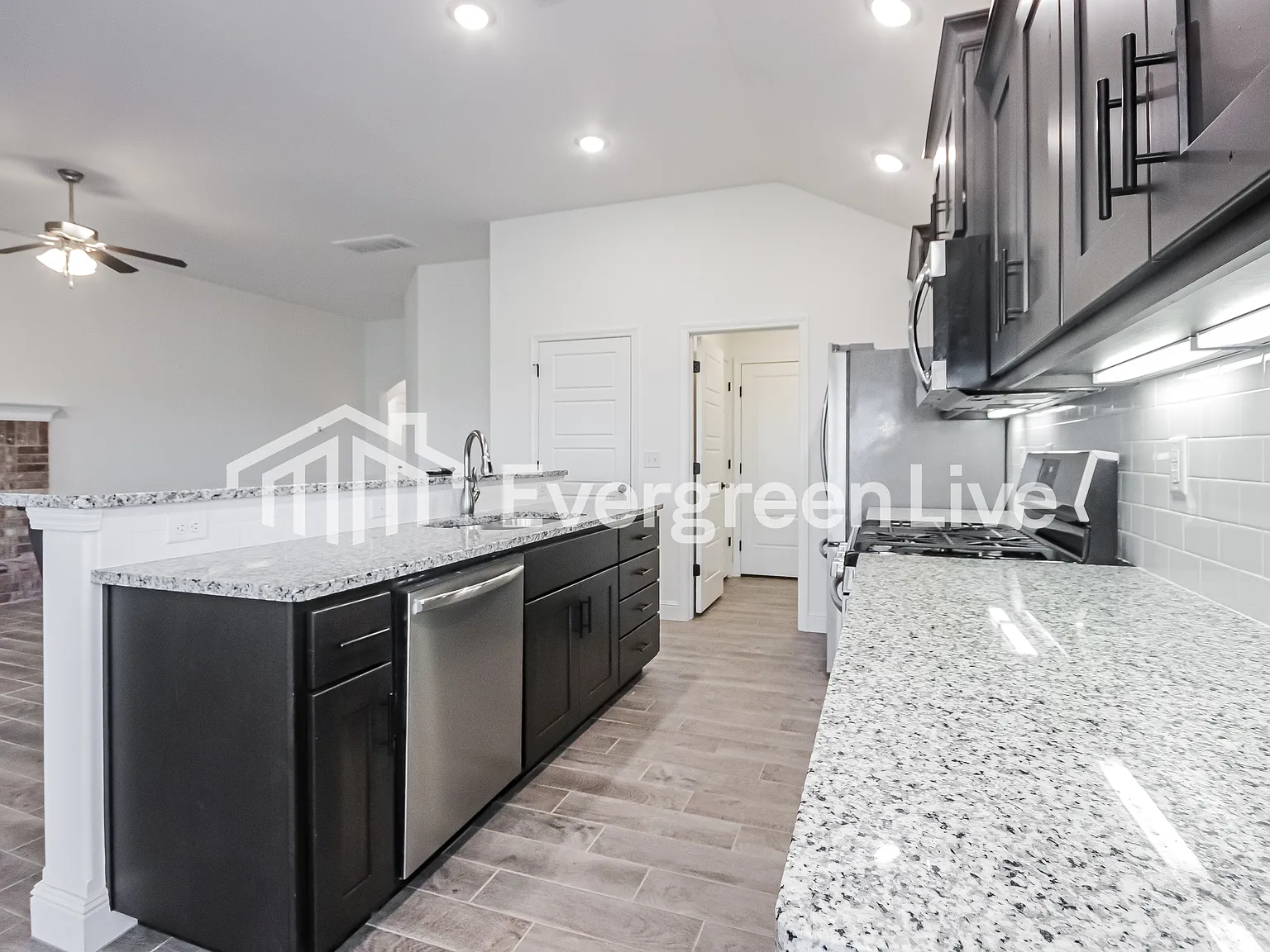 3 bed, 2.0 bath, 1749 sqft, $1,545 — Photo 3