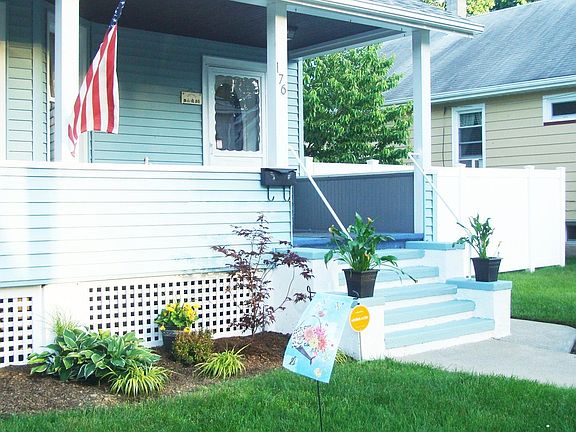 WELL MAINTAINED FRONT YARD