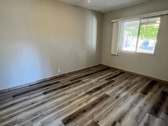 5th image of 610 N Center St