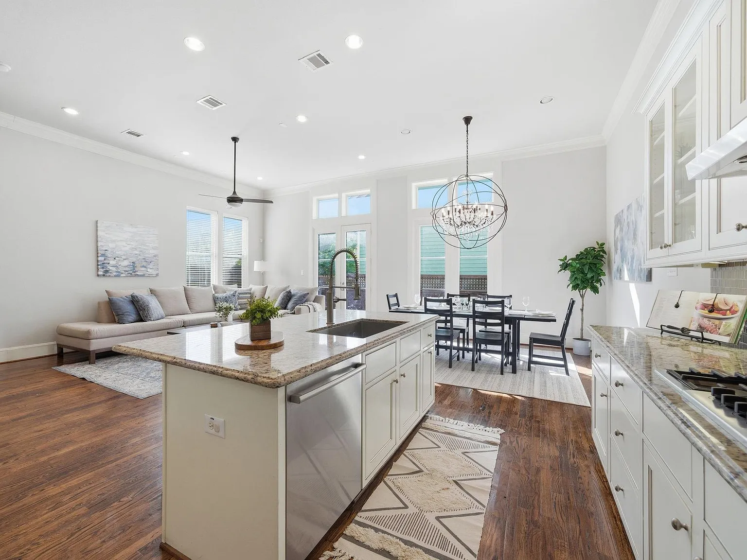 3 bed, 3.5 bath, 2774 sqft, $3,300 — Photo 3
