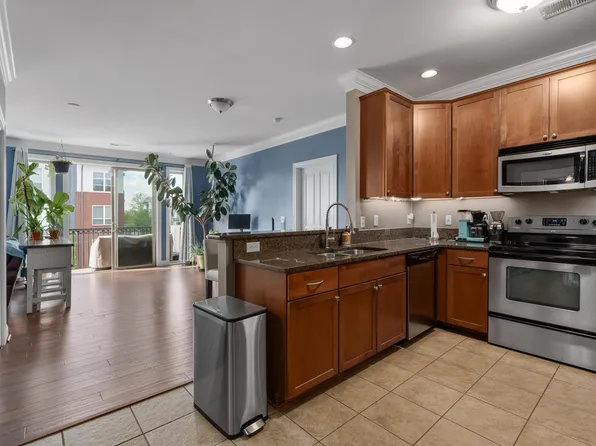 936 Perry St APT 302, Columbus, OH 43215