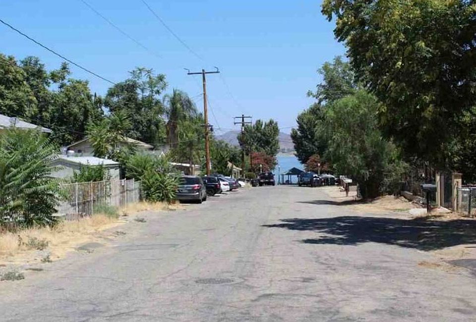 Exterior Neighborhood (street photo)